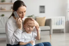 femme et bebe malade